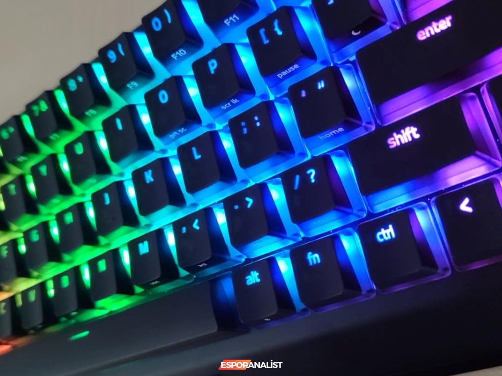 Razer BlackWidow V3 Mini Hyperspeed: Oyun ve Verimlilik İçin %65 Klavye İncelemesi