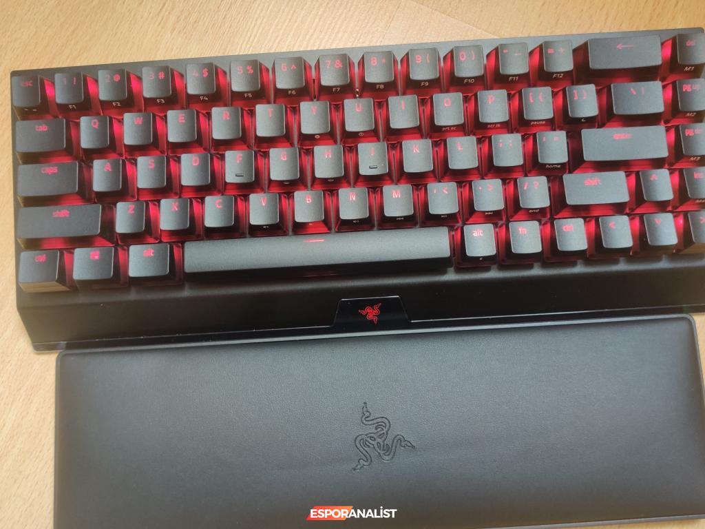 Razer BlackWidow V3 Mini Hyperspeed: Oyun ve Verimlilik İçin %65 Klavye İncelemesi